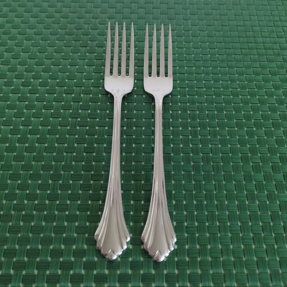 Oneida Other - Oneida BANCROFT Dinner Forks Set Lot of 2 Stainless Flare Tip Ridged Glossy USA
